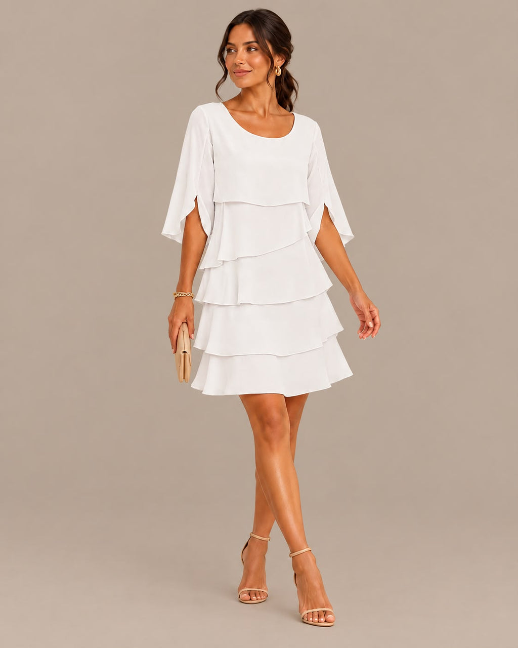 Vestido de capas con mangas acampanadas.
